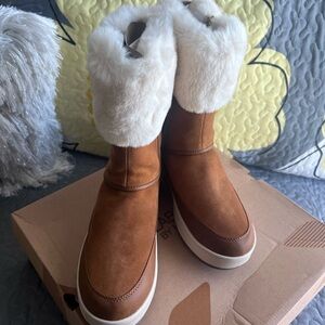 Koolaburra Brown Winter Boots with White Faux Fur